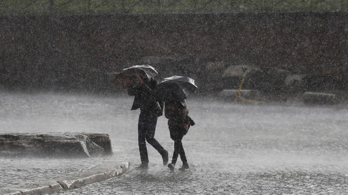 Pršet bude dál, meteorologové varují před povodněmi